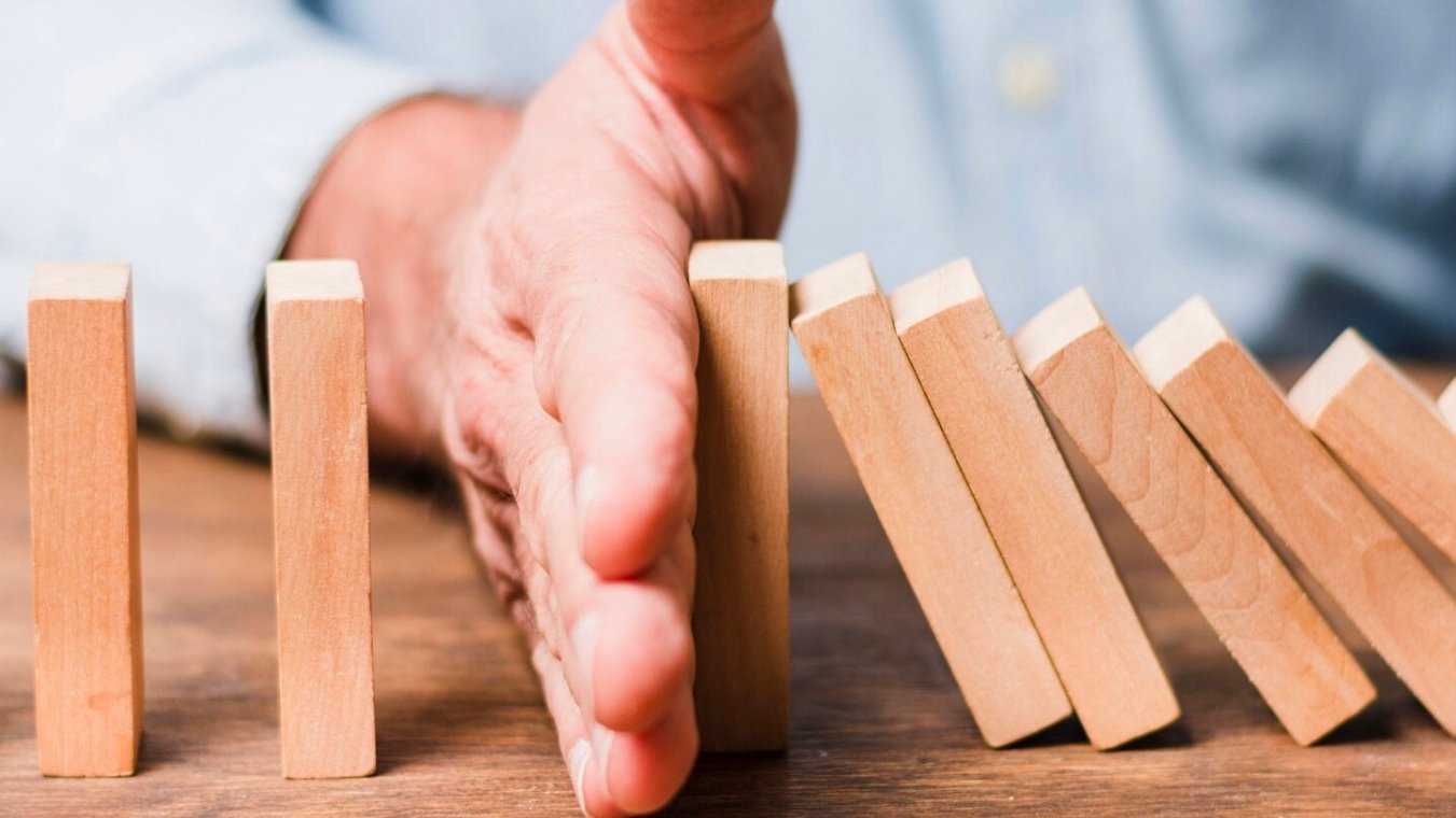 web hand zwischen fallenden steinen praevention org